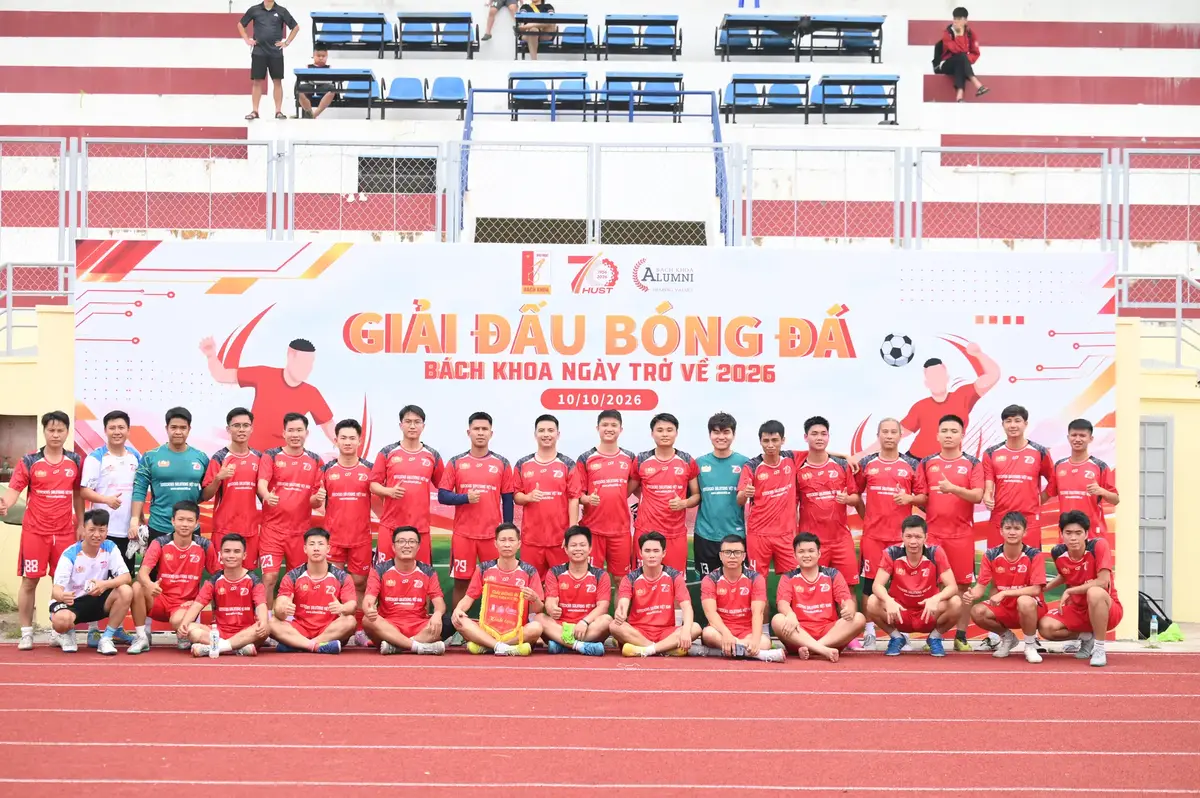 Đội bóng áo đỏ chụp ảnh tập thể trên sân