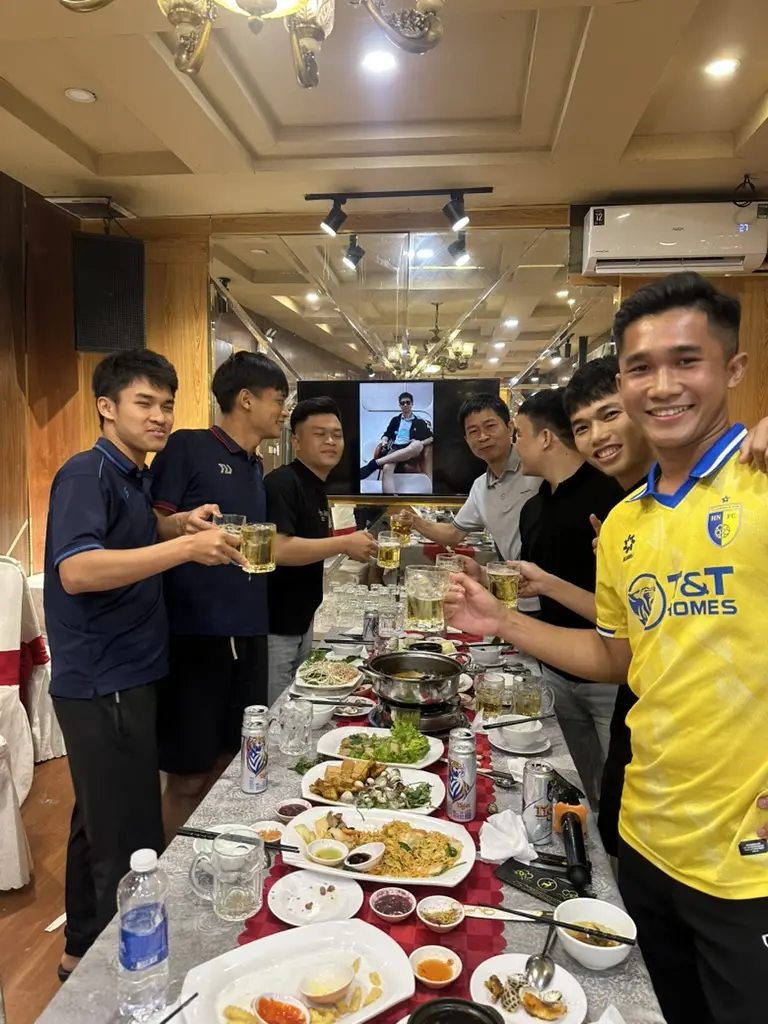 Bàn tiệc sau trận