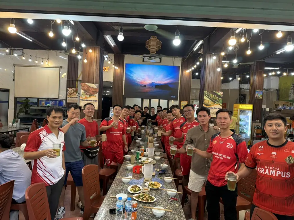 Đông đủ sau trận đấu
